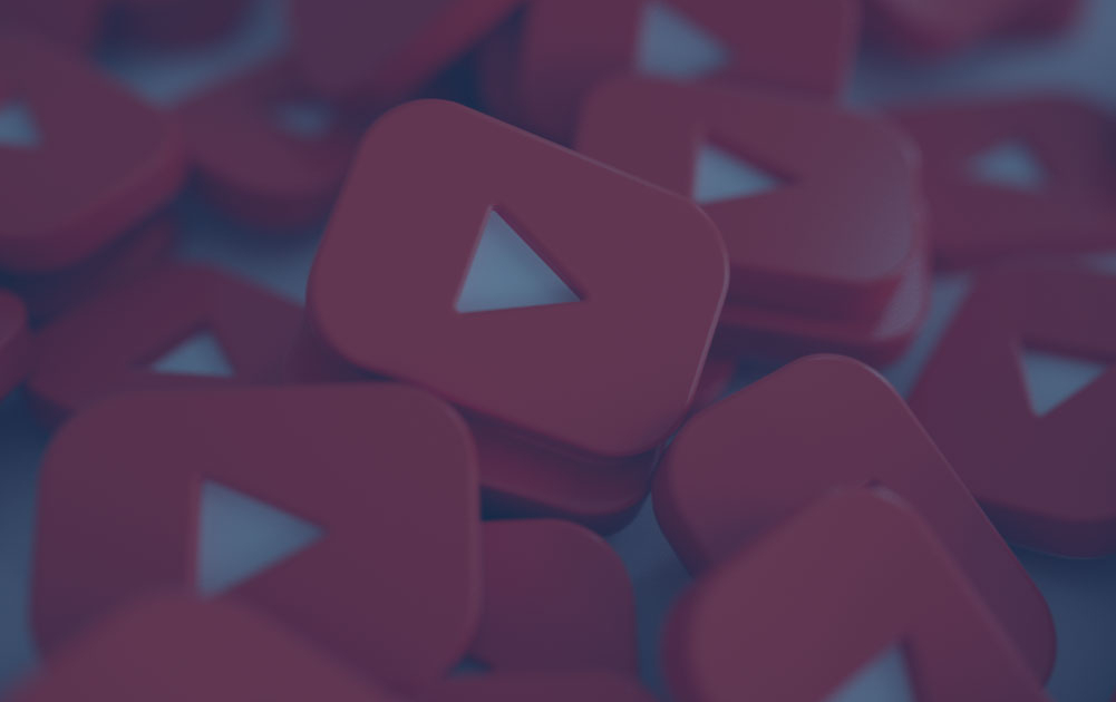 Rote YouTube-Logos auf einem Haufen.