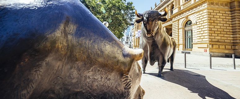 Skulpturen von Bulle und Bär vor der Frankfurter Börse.
