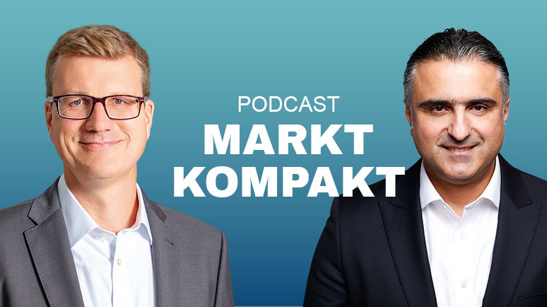 774x434_Markt_Kompakt Auf dem Bild sind Chefvolkswirt Carsten Mumm mit Hayri Ulucan, unserem Ansprechpartner für Sozialversicherungsträger, zu sehen. Beide tragen einen Anzug. In der Mitte des Bildes steht der Text: Podcast Markt Kompakt.