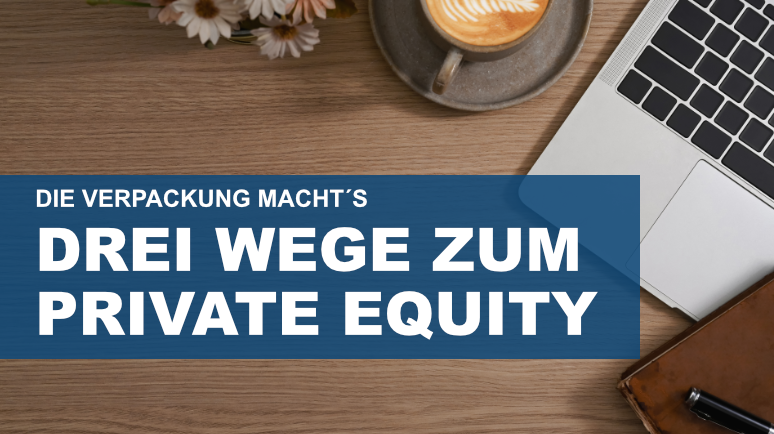 774x434_Webkonferenz_PE_Verpackung Zu sehen ist ein Schreibtisch von oben, bestückt mit einem Laptop und einer Kaffeetasse. Auf dem Bild ist zu lesen: Die Mischung macht´s - Drei Wege zum Private Equity