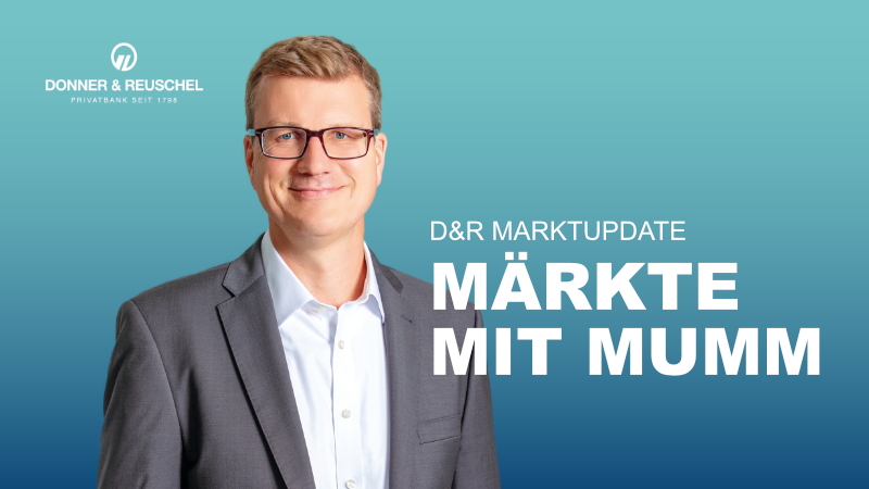 Ein Mann in einem Anzug lächelt vor einem blauen Hintergrund. Neben ihm steht der Text "D&R Marktupdate Märkte mit Mumm". Oben links ist das Logo von Donner & Reuschel zu sehen.
