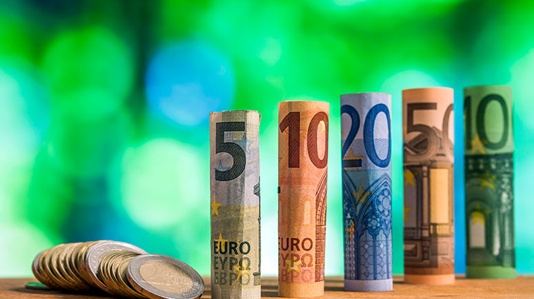 Auf dem Bild sieht man Euroscheine und Münzen