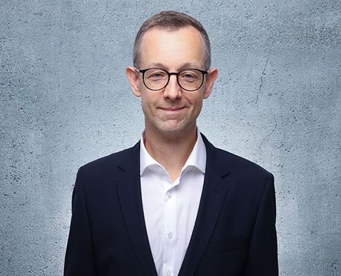 Auf dem Bild sieht man Robin Cunningham mit einem dunklen Anzug
