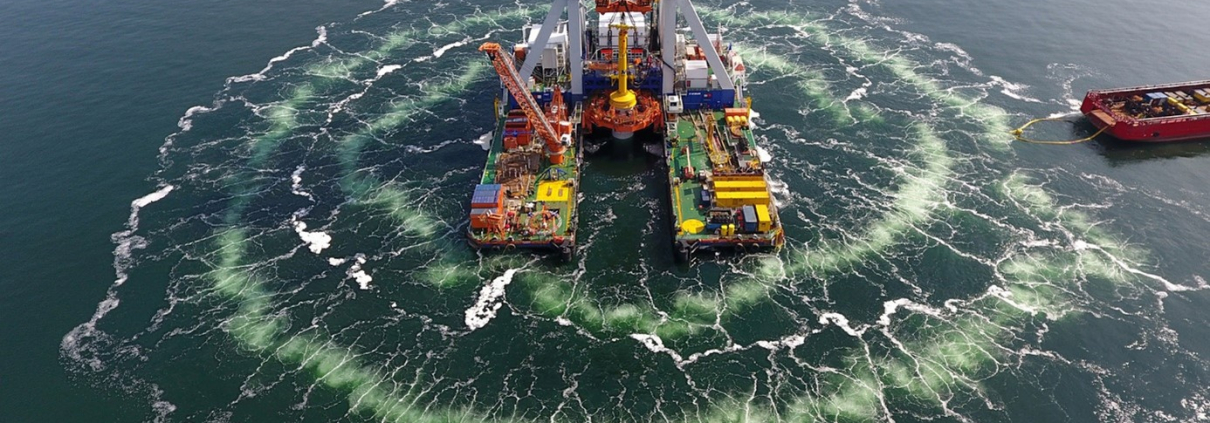 Foto einer Offshore-Windkraftanlage auf dem Meer