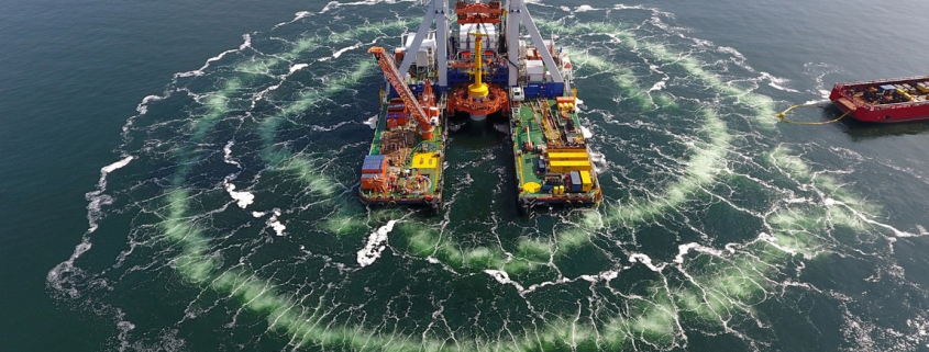 Foto einer Offshore-Windkraftanlage auf dem Meer