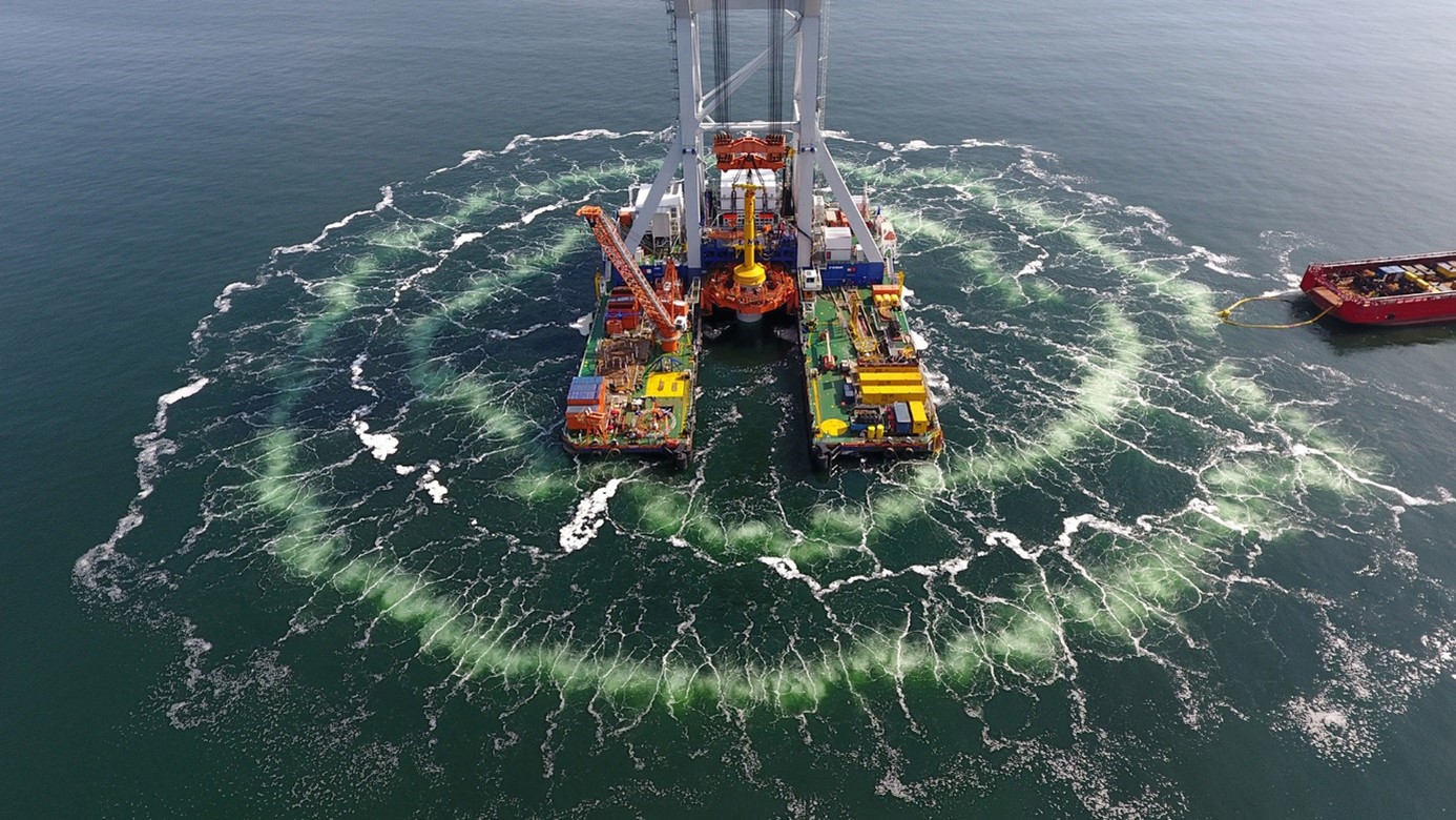 Foto einer Offshore-Windkraftanlage auf dem Meer