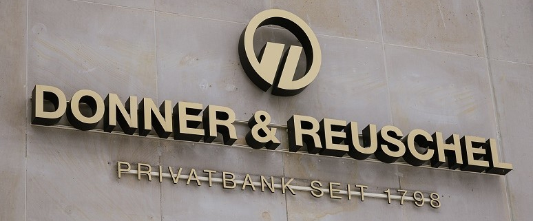 Logo von Donner & Reuschel an einer Hauswand mit der Aufschrift "Privatbank seit 1798".
