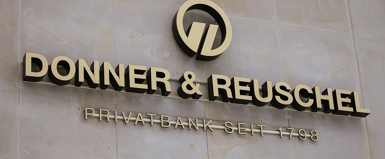 Logo von Donner & Reuschel an einer Wand, mit dem Text "Privatbank seit 1798".
