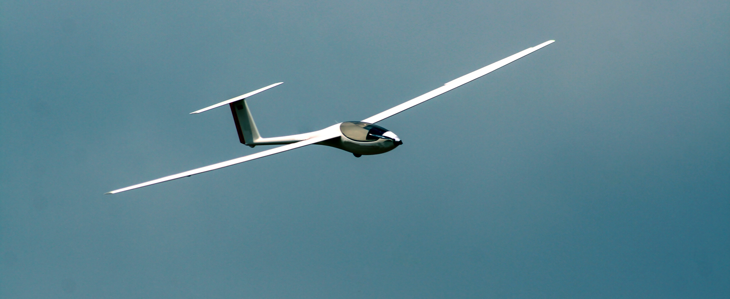 Ultaleichtflugzeug gleitet ruhig durch einen blauen Himmel
