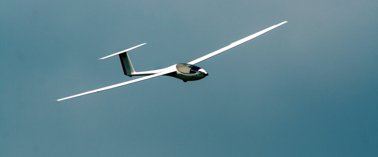 Ultaleichtflugzeug gleitet ruhig durch einen blauen Himmel
