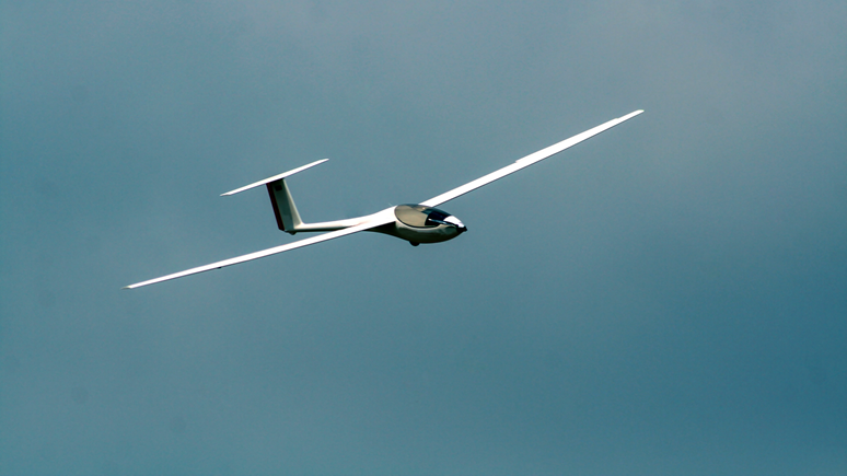 Ultaleichtflugzeug gleitet ruhig durch einen blauen Himmel