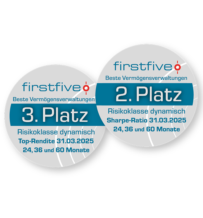 Zwei runde silber-blau Badge-Labels nebeneinander mit dem Logo „firstfive Beste Vermögensverwaltungen“. Das linke Badge zeigt den „3. Platz“ in der Risikoklasse dynamisch mit der Top-Rendite für die Zeiträume 24, 36 und 60 Monate bis zum 31.03.2025. Das rechte Badge zeigt den „2. Platz“ in der Risikoklasse dynamisch mit der Sharpe-Ratio für die gleichen Zeiträume bis zum 31.03.2025.