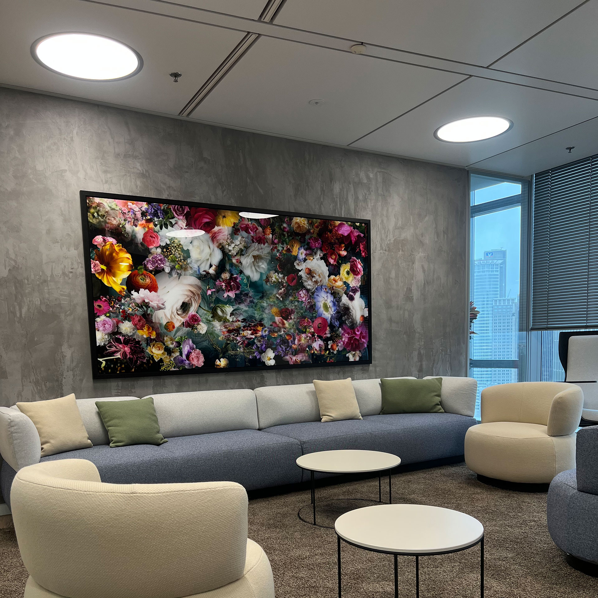 Auf dem Bild sieht man ein großes Sofa mit einem Bild im Hintergrund.