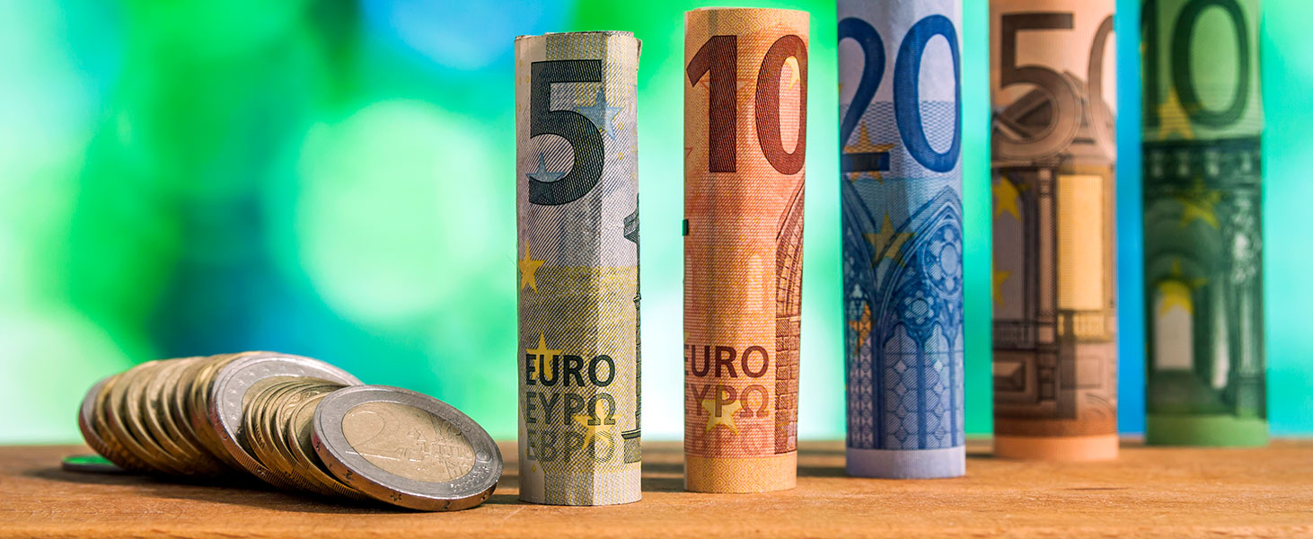 Auf dem Bild sieht man Euroscheine und Münzen