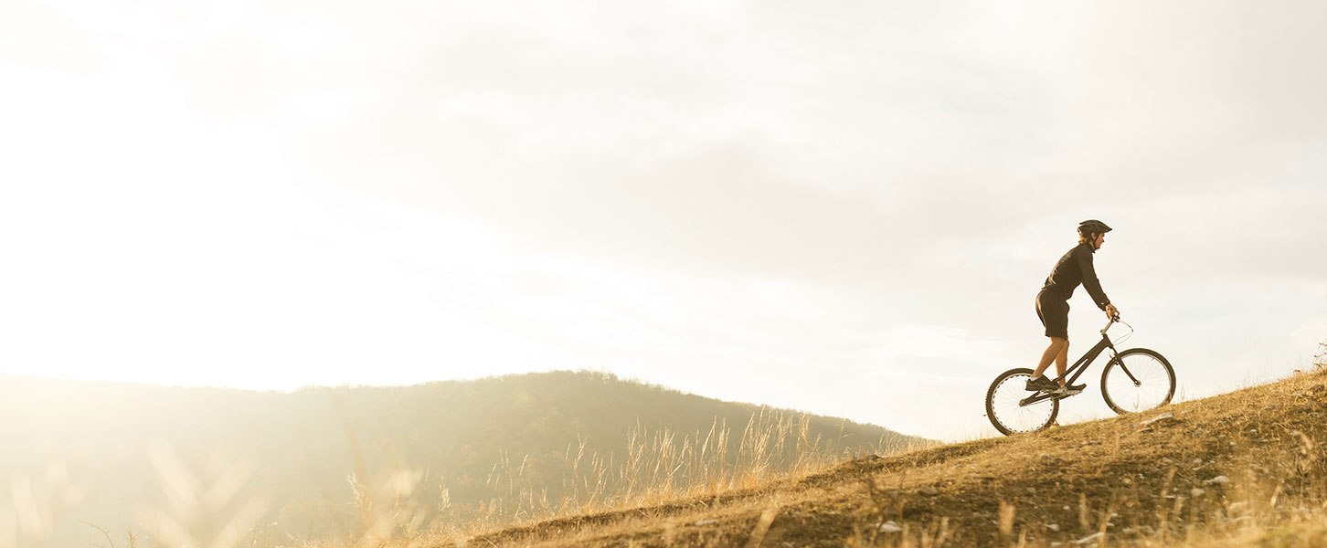 Auf dem Bild sieht man einen Mountainbike Fahren auf einem Berg