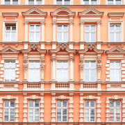 Gebäudefassade mit vielen Fenstern und architektonischen Details eines Altbaus im Jugendstil