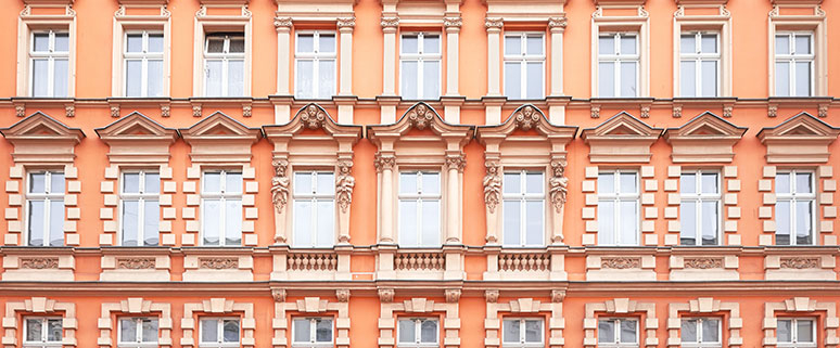 Gebäudefassade mit vielen Fenstern und architektonischen Details eines Altbaus im Jugendstil