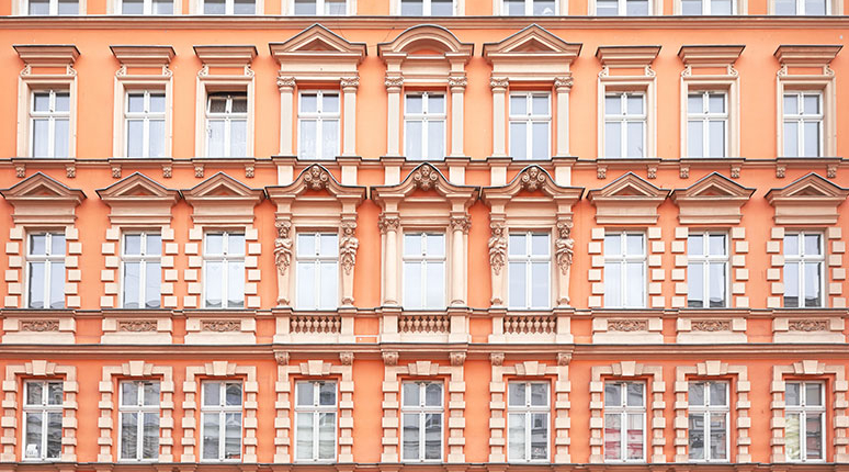 Gebäudefassade mit vielen Fenstern und architektonischen Details eines Altbaus im Jugendstil