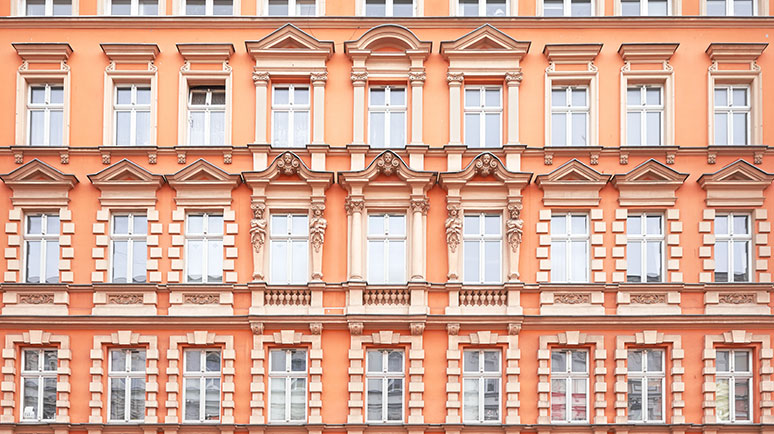 Gebäudefassade mit vielen Fenstern und architektonischen Details eines Altbaus im Jugendstil