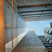 Blick innerhalb eines Innenhof von unten nach oben auf die umliegende Architektur