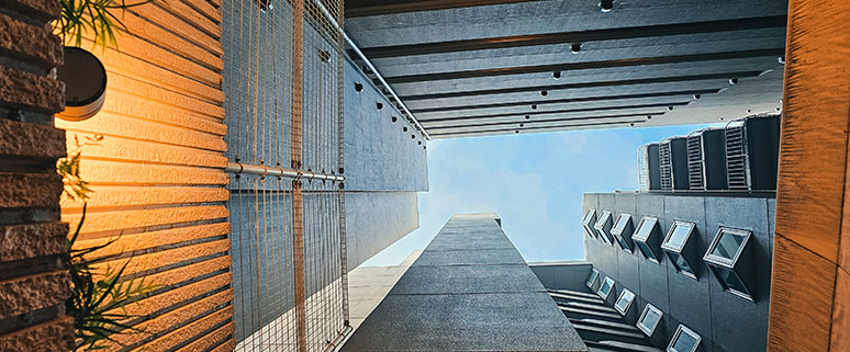 Blick innerhalb eines Innenhof von unten nach oben auf die umliegende Architektur