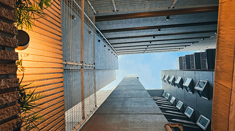 Blick innerhalb eines Innenhof von unten nach oben auf die umliegende Architektur