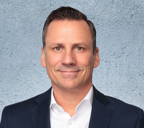 Auf dem Bild sieht man Thomas Nerlinger mit einem Dunklen Anzug und weißem Hemd