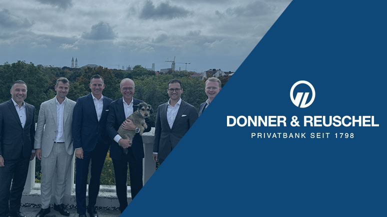 Das Bild zeigt einige Kollegen in München und das DONNER & REUSCHEL Logo
