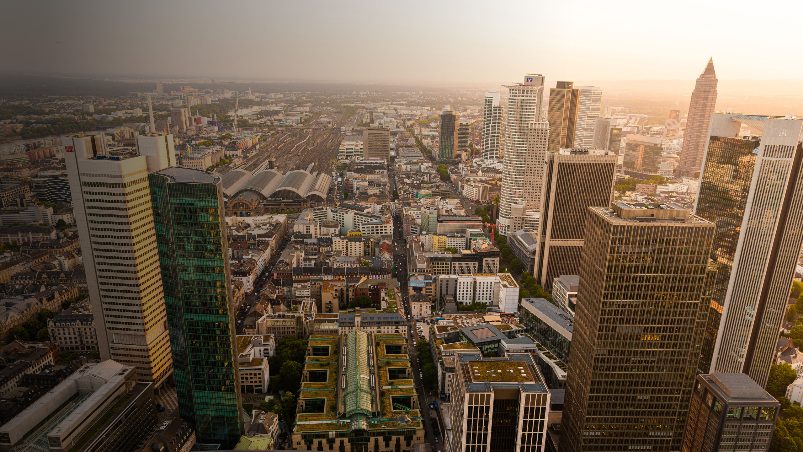 Das Bild zeigt die Aussicht auf Frankfurt vom Main Tower